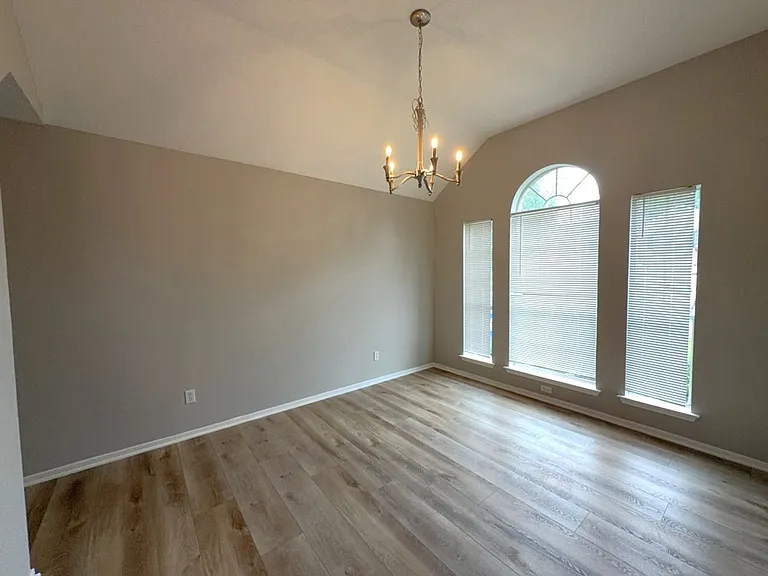 2106 Lexington Woods Dr — Photo 13