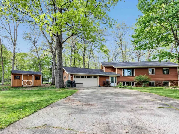 600 Honey Bear Ct, Waupaca, WI 54981