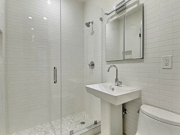4th image of 226 E 25th St APT 1C