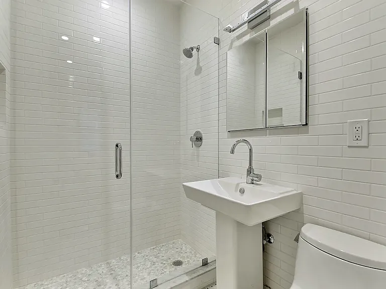 226 E 25th St #1C — Photo 4