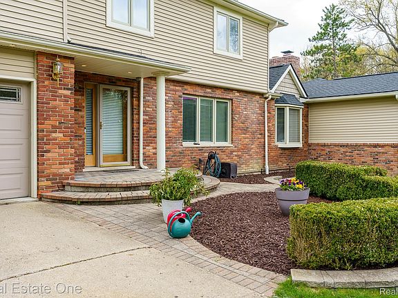 2nd image of 9243 Sherwood Dr
