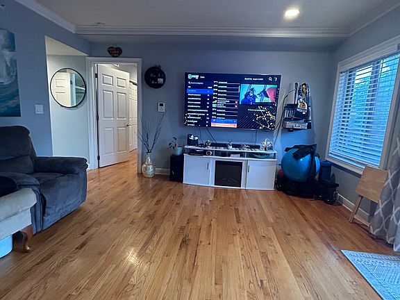 5th image of 3165 Emmons Ave #J