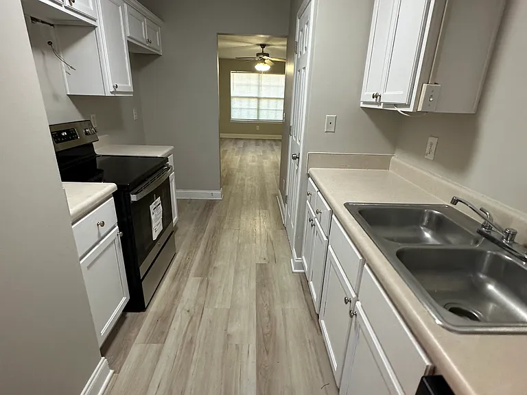500 Stonehaven Cir #501 — Photo 2