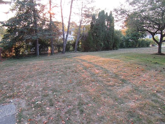 4th image of 344 Meadowbrook Pkwy E