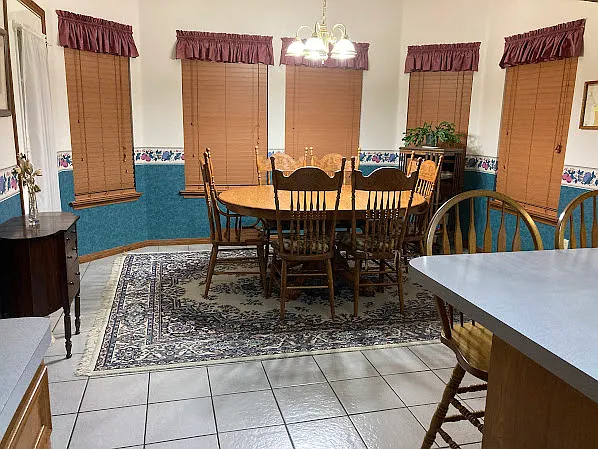 3 bed, 2.5 bath, 2361 sqft, $900 — Photo 2