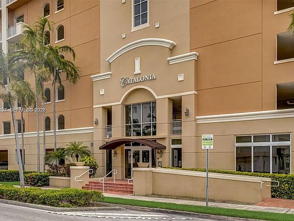 4th image of 2425 SW 27th Ave APT 806