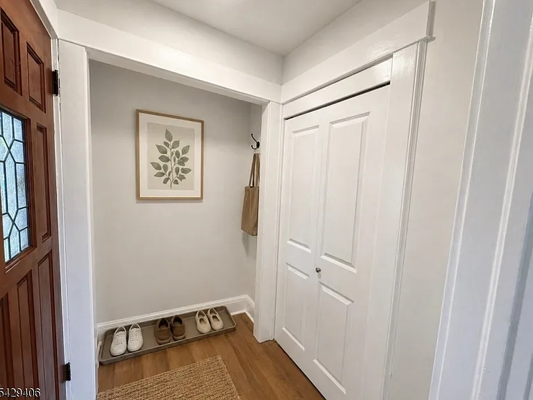 312 Rochelle Ave — Photo 6
