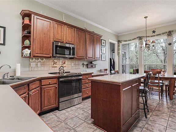 4th image of 704 Avenue Saint Albert