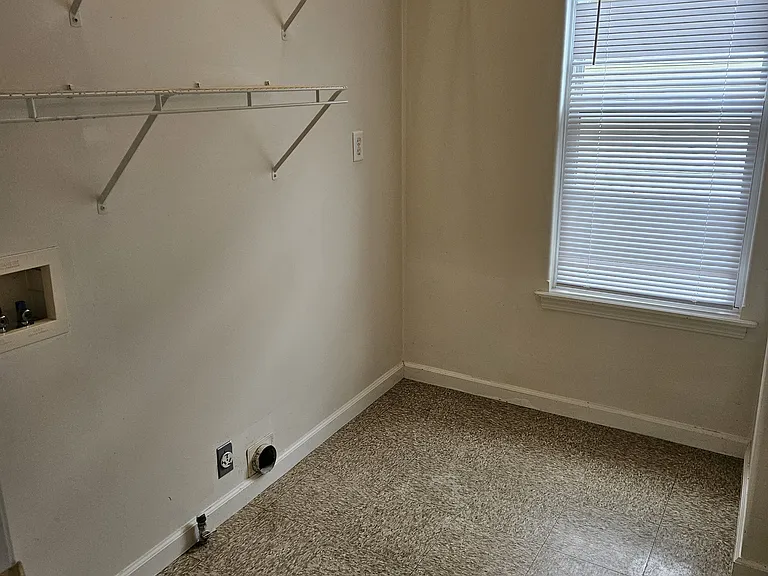 204 E Benton St — Photo 9