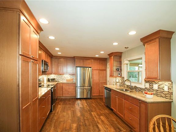 5th image of 9 Fairlane Dr