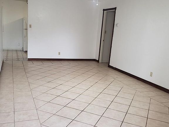 2nd image of 2307 S Whitehouse Cir