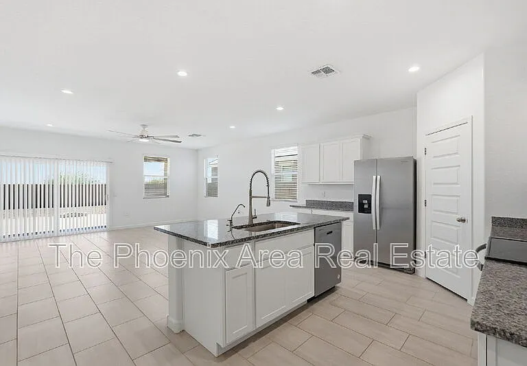 2761 W Seaver Ave — Photo 9