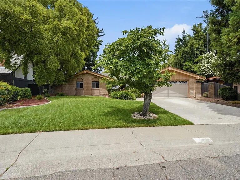 654 Jerome St — Photo 2