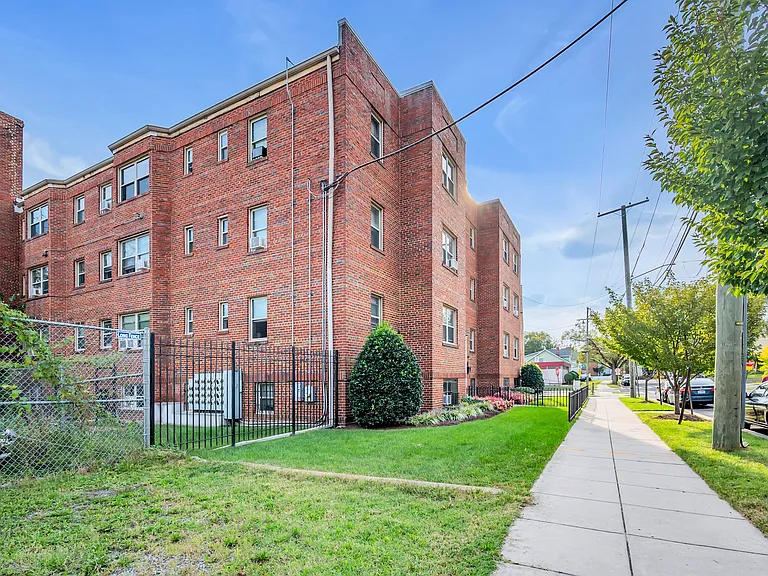 1811 Irving Street NE — Photo 14