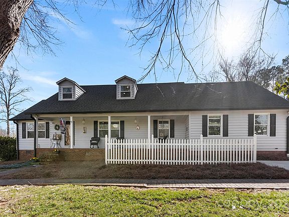 2nd image of 320 Belwood Dr