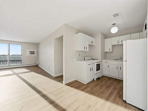 3rd image of 34 Kleisinger Cres #855107