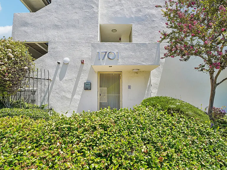1701 Clinton St #210 — Photo 24