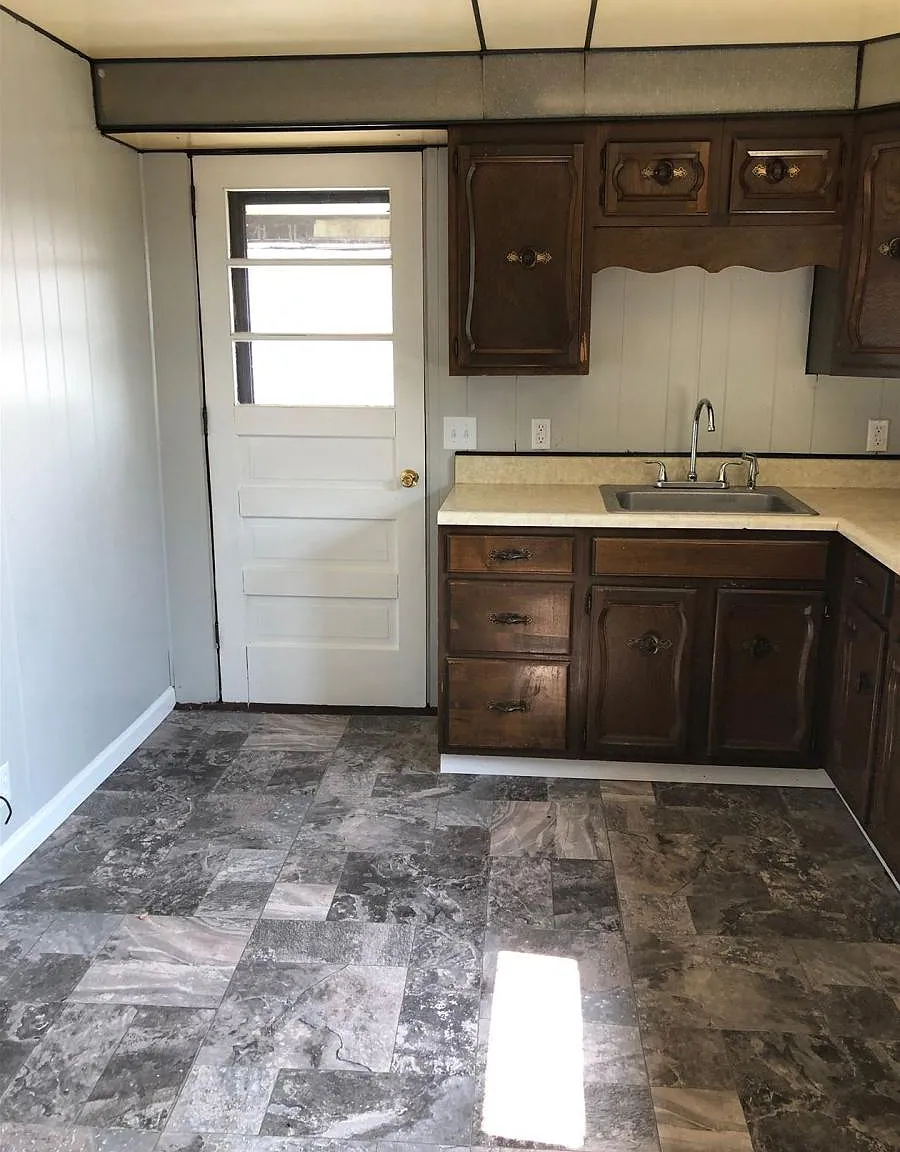 3 bed, 1.0 bath, 800 sqft, $595 — Photo 3