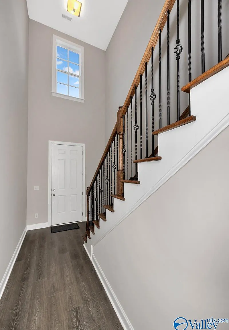 3 bed, 2.5 bath, 2228 sqft, $2,350 — Photo 3
