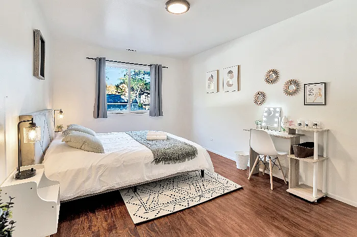 2 bed, 1000 sqft, $1,599 — Photo 2