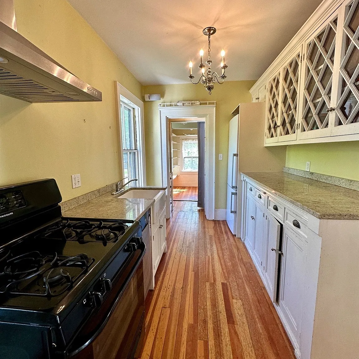 3 bed, 1.5 bath, 2500 sqft, $3,850 — Photo 1