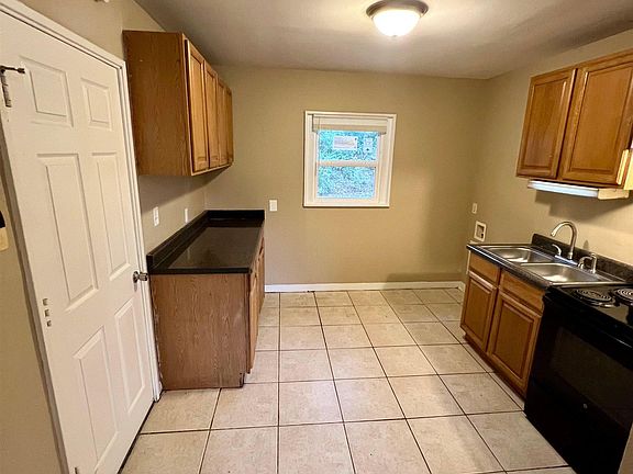 4th image of 252 Meadowdale Ave