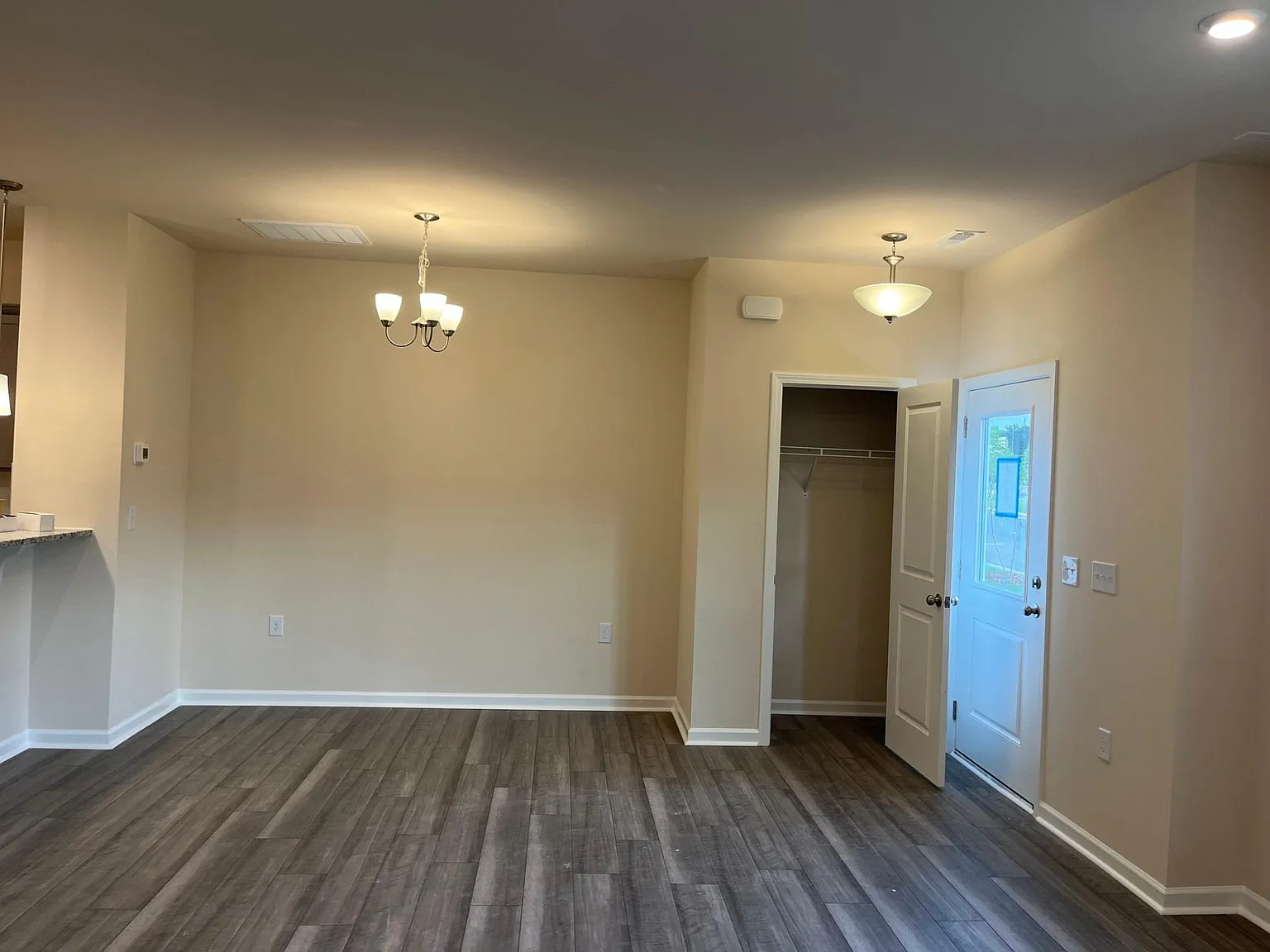 3 bed, 2.5 bath, 1735 sqft, $1,895 — Photo 3