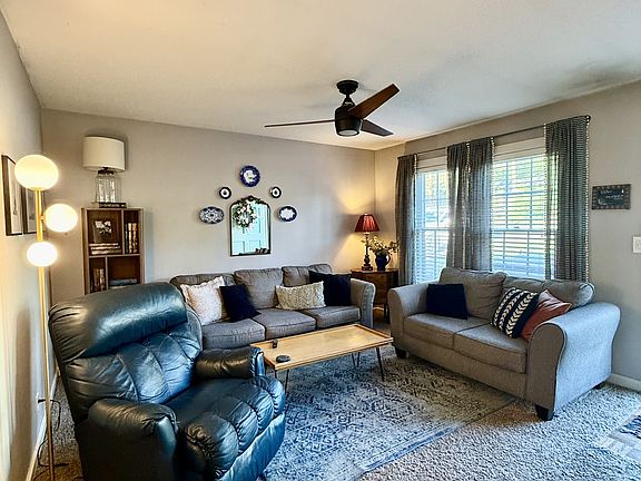 3rd image of 1003 Pine Cres