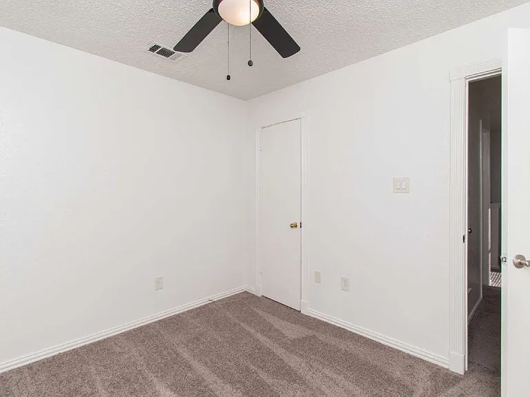 2104 Corona Dr — Photo 8