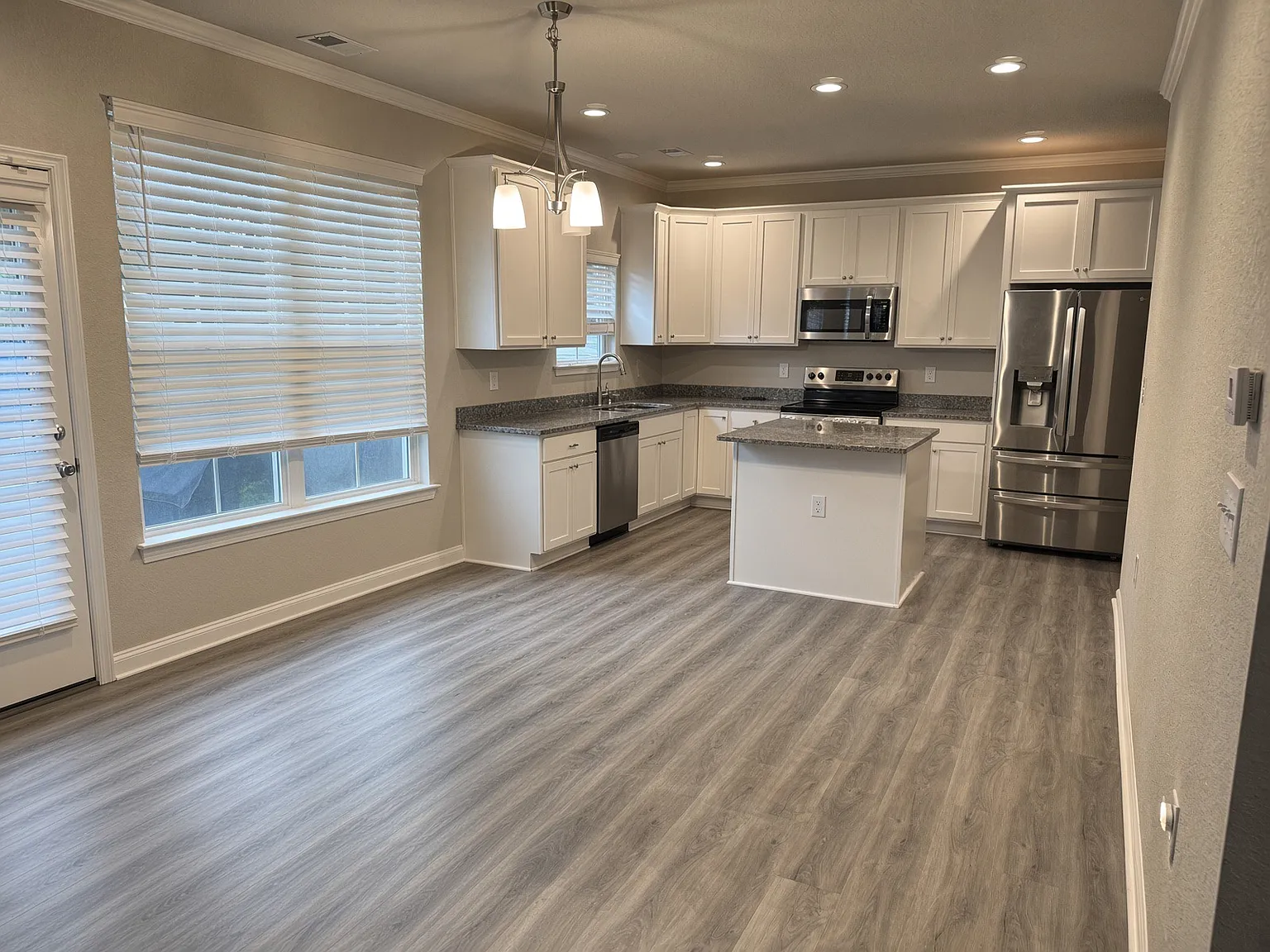 4 bed, 2.5 bath, 2388 sqft, $3,100 — Photo 4