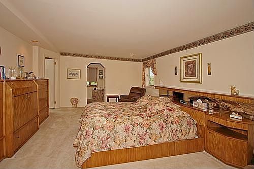 Master Suite w/Jacuzzi Bth, Dress Rm & WIK