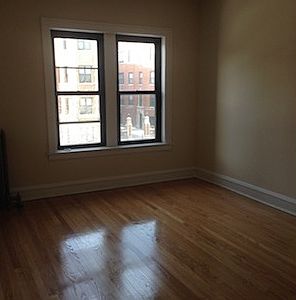 2nd image of 2052 W Roscoe St #1
