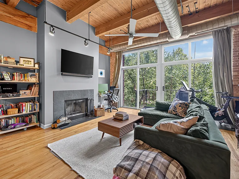 2201 W Wabansia Ave #17 — Photo 4