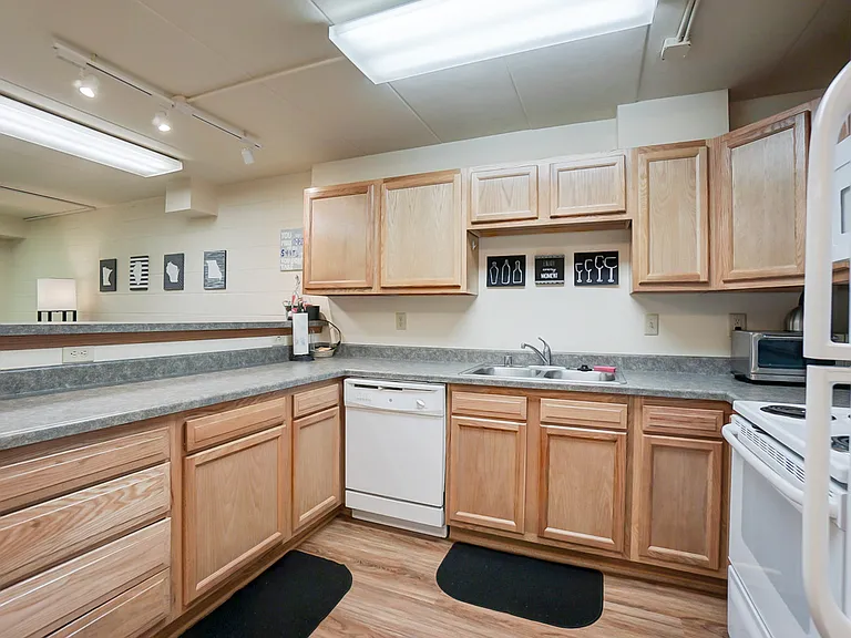 Inez Apartments — Photo 29