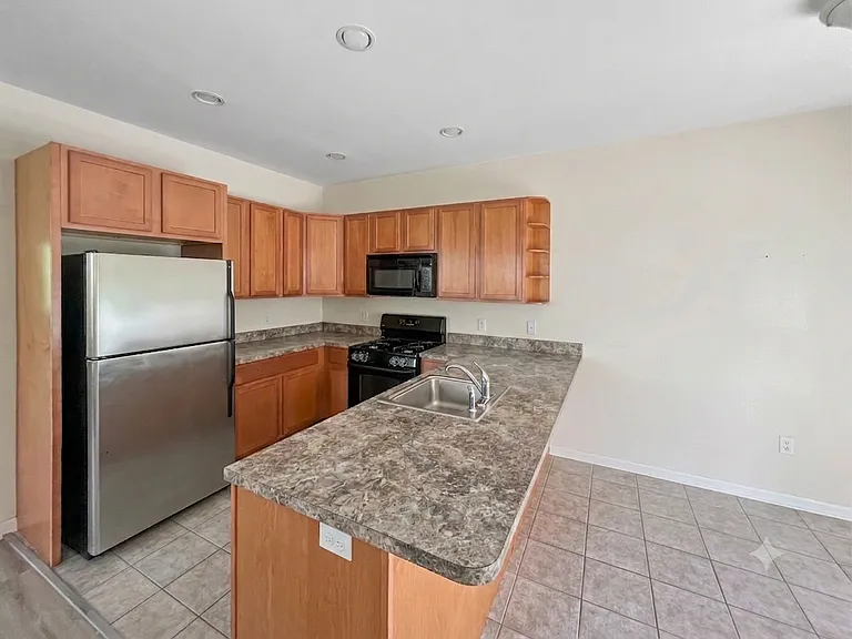 61 N River Dr — Photo 6
