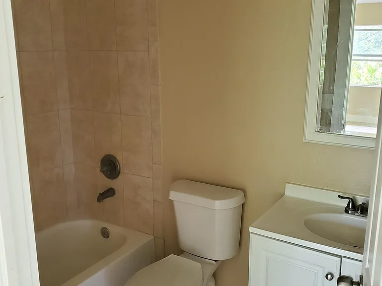 1118 Eisenhower Blvd — Photo 9