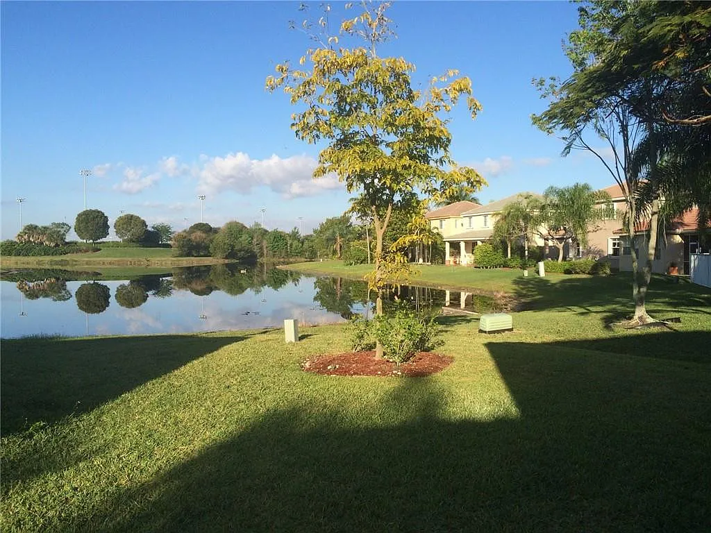 3 bed, 2.0 bath, 1434 sqft, $3,980 — Photo 3