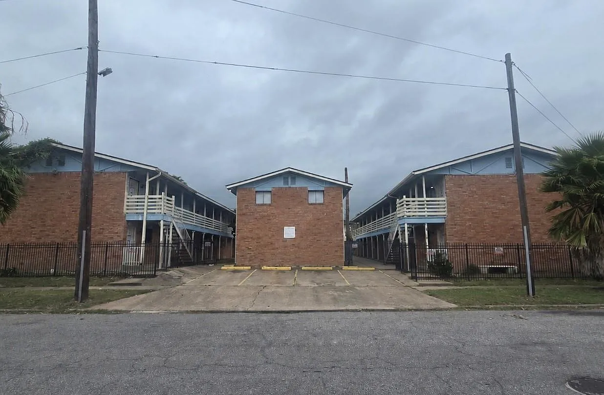 2 bed, 1.0 bath, 726 sqft, $900 — Photo 1