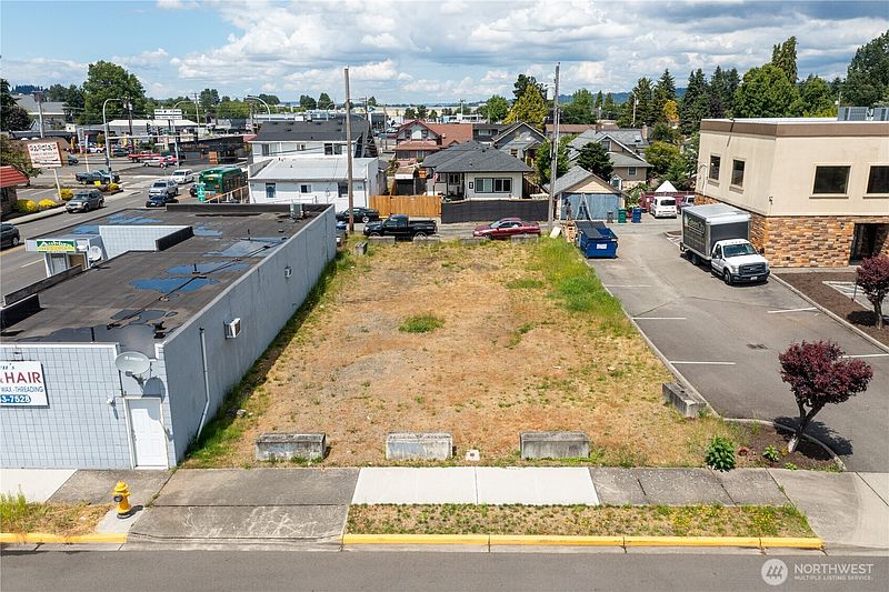 2nd image of 3073 3rd Street NE