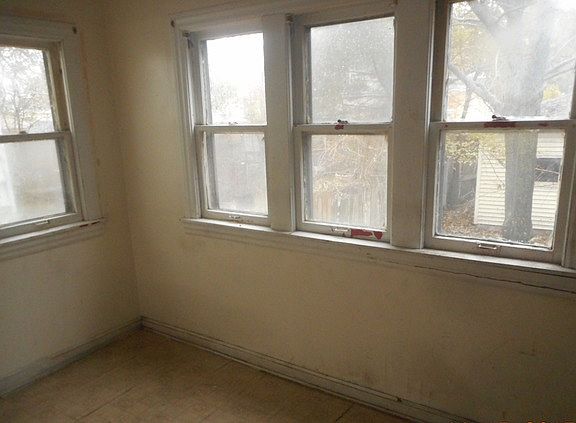 5th image of 10812 S Hoxie Ave