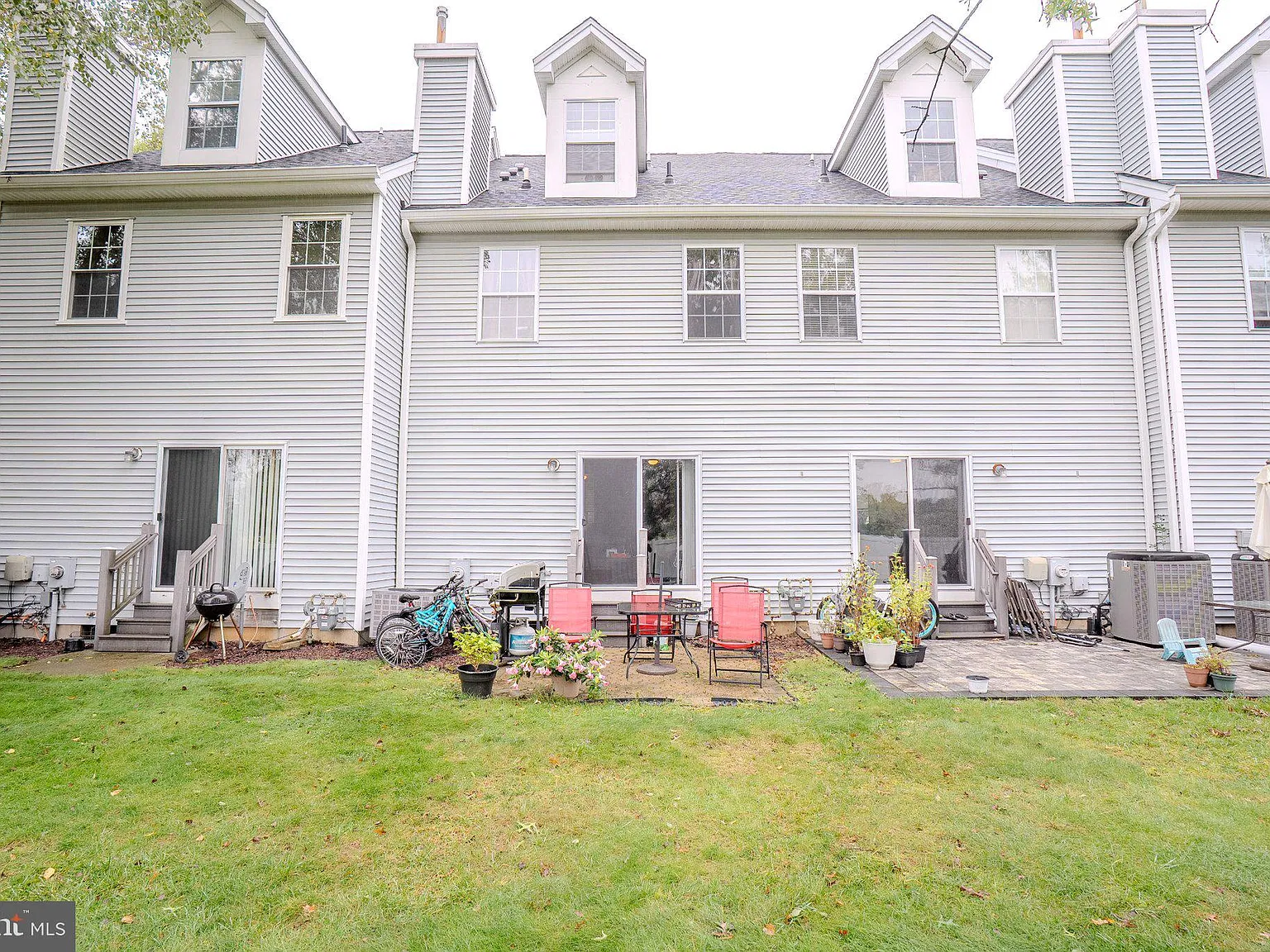 2 bed, 2.5 bath, 1933 sqft, $3,200 — Photo 4