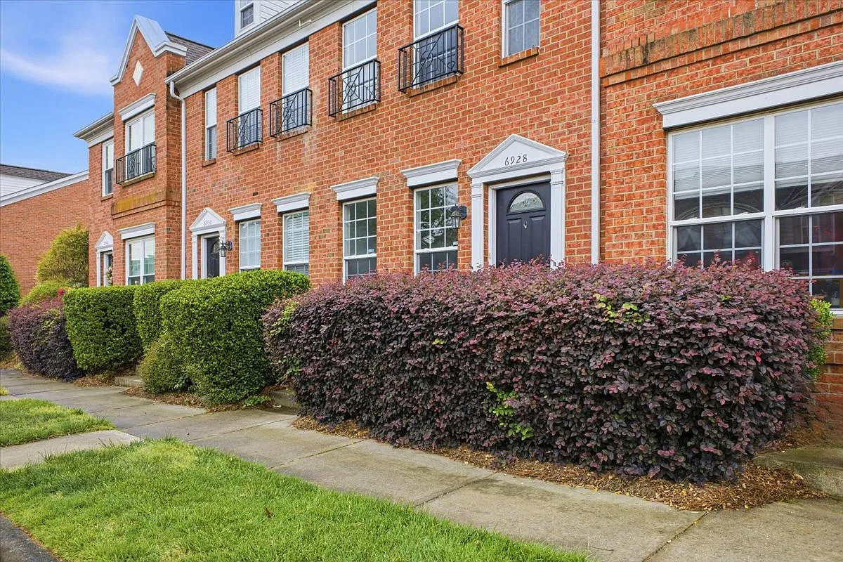 2 bed, 2.5 bath, 1200 sqft, $1,900 — Photo 4