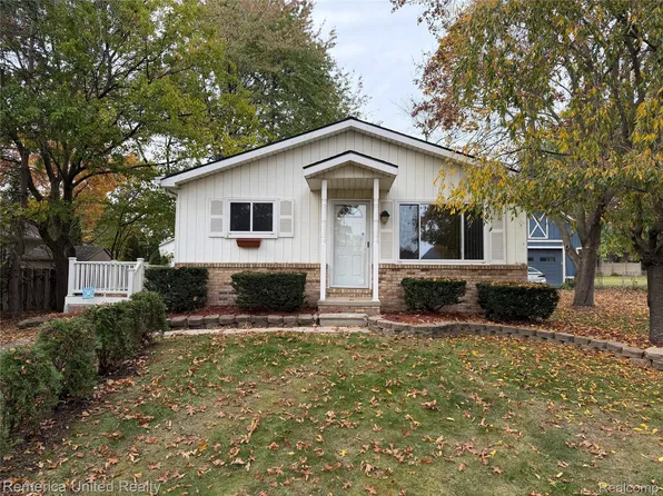5096 Walker Dr, Brighton, MI 48114