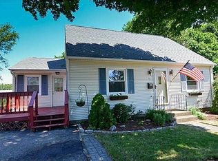 11 Woodlawn Dr, Cranston, RI 02920