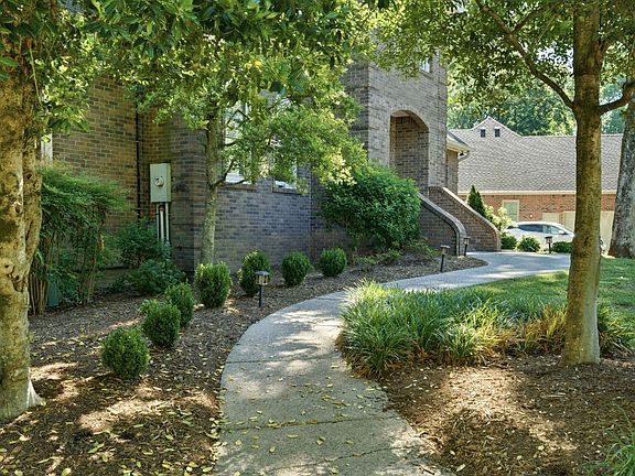 3rd image of 124 Laural Hill Dr