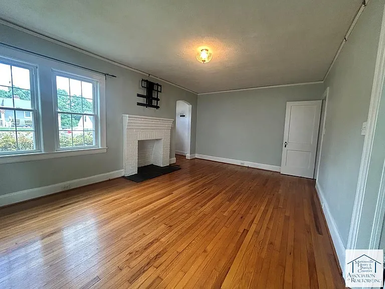 1118 Oakgrove Ave — Photo 4