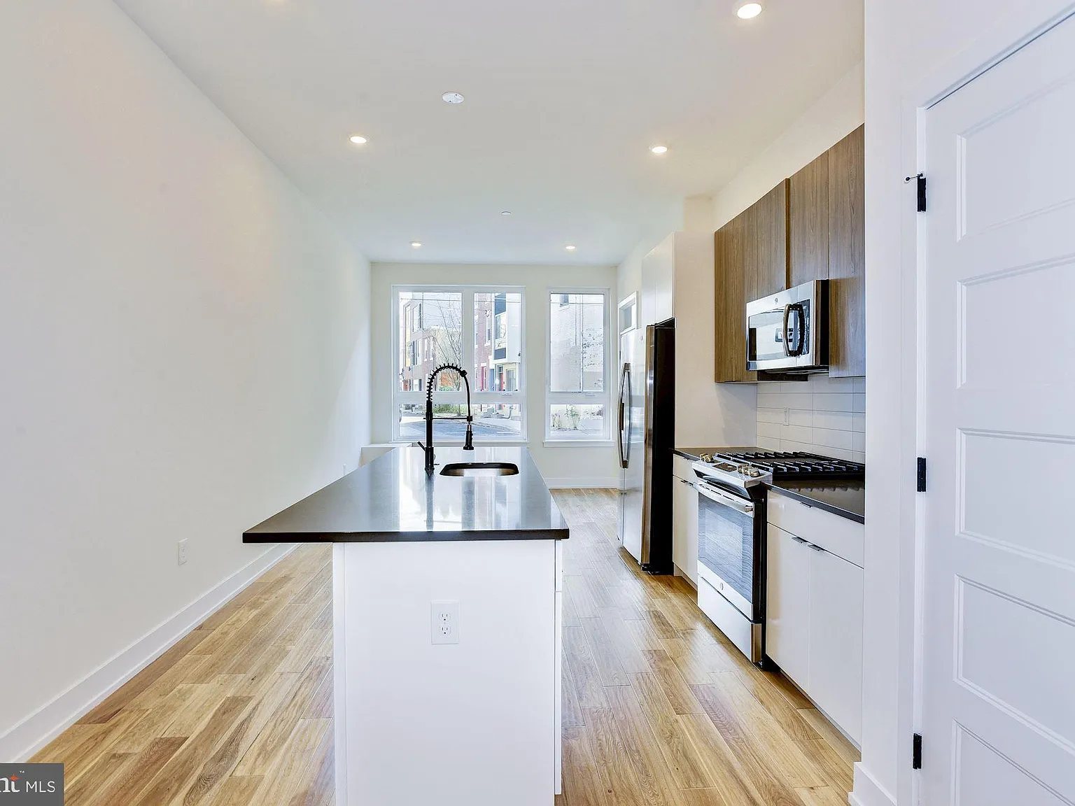 2 bed, 1000 sqft, $2,300 — Photo 2