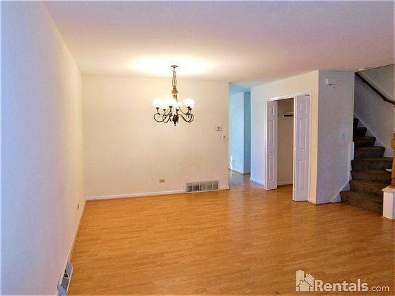 3rd image of 352 Skokie Ct