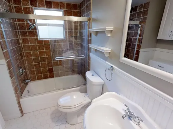1712 Siesta Dr, Sarasota, FL 34239