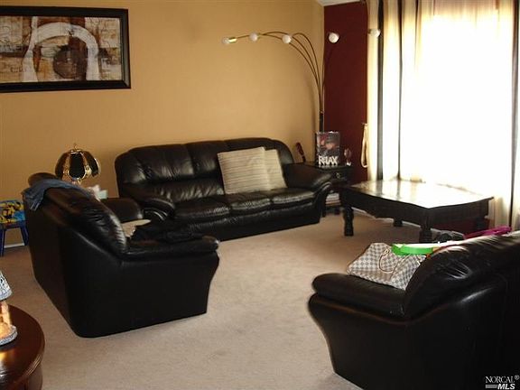 3rd image of 134 Serpentine Dr